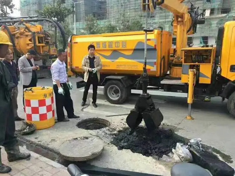 宁夏街道：网格员化身“清道夫”，为民解忧疏通“堵心”化粪池