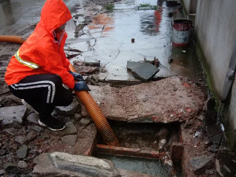 宁夏专业清理污水池 炜誉市政以规范流程守护城市 “肠道”