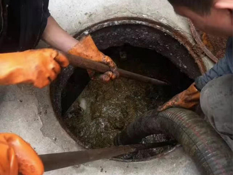 宁夏清理化粪池时如何避免沼气的危害？